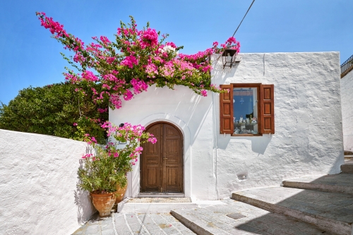 Fassade des traditionellen weißen Hauses in Lindos-Stadt in Rhodos-Insel