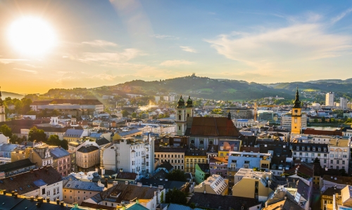 Luftaufnahme der österreichischen Stadt Linz einschließlich der alten Kathedrale,schlossmusem and the postlingberg basilica.