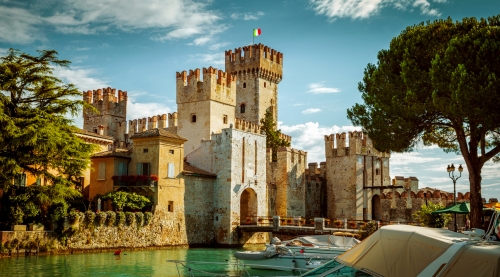 die Burg Rocca Scaligera in Sirmione am Gardasee, Italien