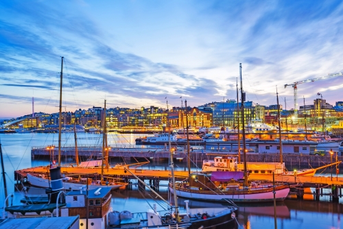 Oslo-Hafen mit Booten und Yachten in der Dämmerung