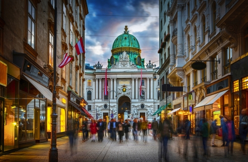 Fußgängerzone Herrengasse mit Blick auf die kaiserliche Hofburg in Wien, Österreich