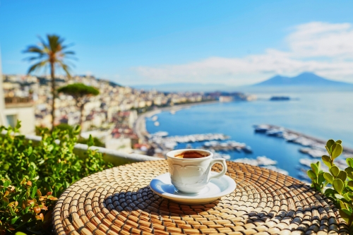 Tasse Espresso mit Blick auf den Vesuv in Neapel