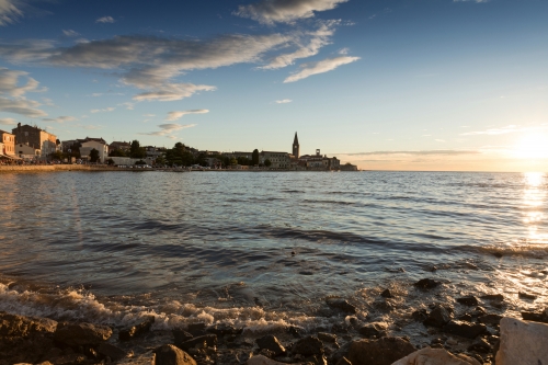 Blick auf die Altstadt von Porec bei Sonnenuntergang, Kroatien