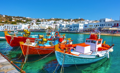 Hafen von Mykonos mit alten Fischerbooten