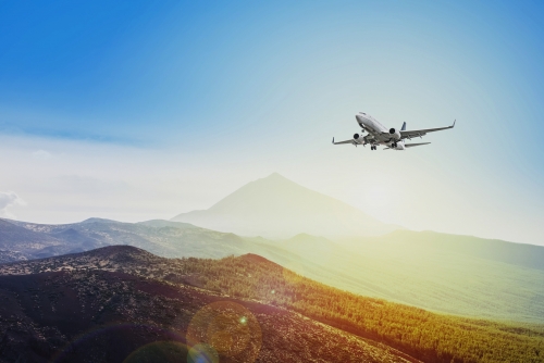 Flugzeug fliegt am Sonnenuntergang Himmel Hintergrund - Reisekonzept