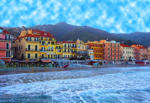 Schöne Aussicht auf das Meer und die Stadt Alassio mit bunten Gebäuden,Ligurien,Italienische Riviera,Region San Remo,Cote d'Azur,Italien