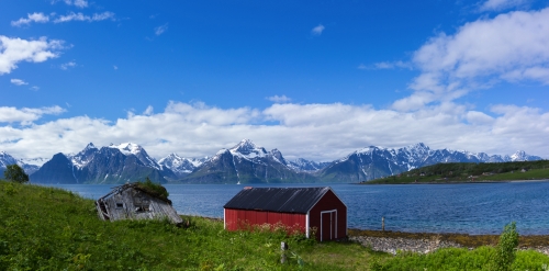 Lyngen Alps Berge und Bootshäuser auf Lyngenfjord Norwegen