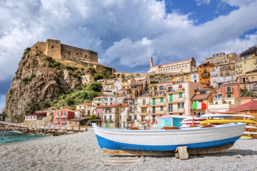 Strand von Scilla mit Castello Ruffo in Kalabrien, Italien