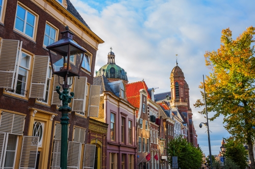 schräge historische Gebäude in Hoorn