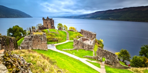 Urquhart Castle mit Dark Cloud Sky und Loch Ness im Hintergrund