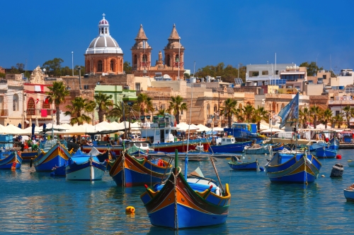 Traditionelle gemusterte bunte Boote Luzzu im Hafen des mediterranen Fischerdorfs Marsaxlokk,Malta