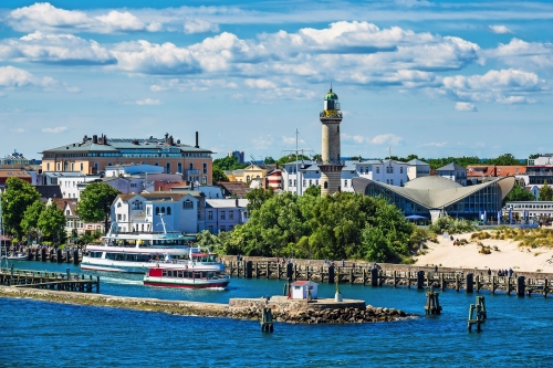 © Rico Ködder - stock.adobe.com Blick auf den Leuchtturm von Warnemünde