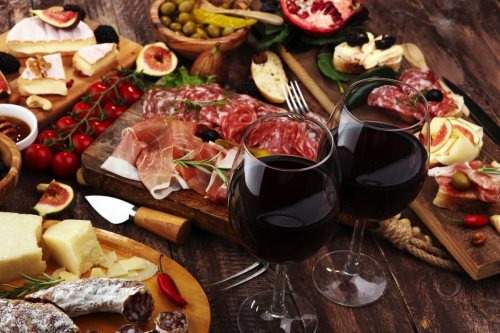 Italienische Antipasti-Weinsnacks eingestellt. Käsevielfalt,Mediterrane Oliven,Gurken,Parmaschinken und Salami