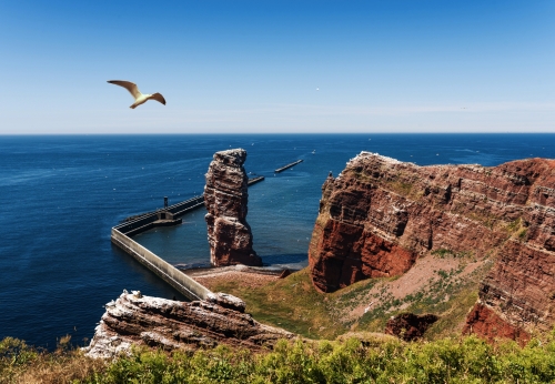 Erhöhte Ansicht von Lange Anna Sea Stack Rock auf Helgoland Insel gegen blauen Meer und klaren Himmel