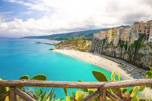 Tropea-Stadt bunte Steingebäude auf Klippe,Kalabrien,Italien