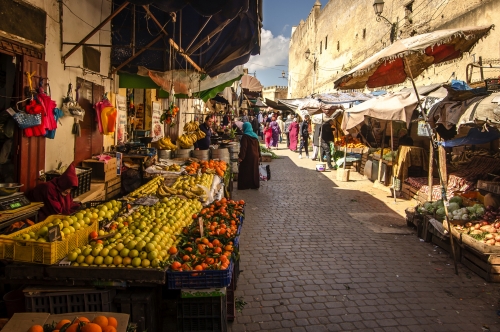 Marokko: Obstmarkt in der alten Medina der Stadt Fez an einem sonnigen Tag