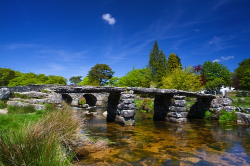 Die alte Klapperbrücke bei Postbridges Devon, England