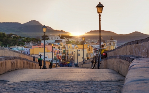 Sonnenuntergangansicht von Ischia mit bunten Häusern,Italien