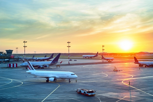 Moderner Flughafen bei Sonnenuntergang