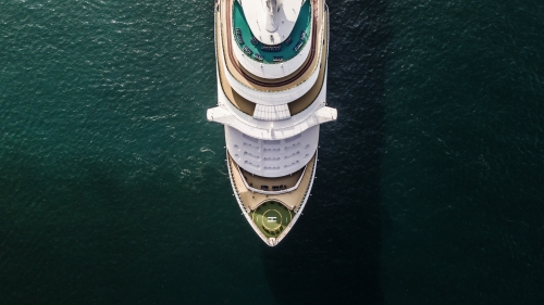 Großes Kreuzschiff der Vogelperspektive in Meer, Passagierkreuzschiff, das über den Golf von Thailand fährt.