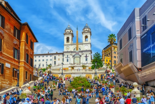 Fontana della Barcaccia an der Spanischen Treppe in Rom, Italien