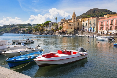 Boote in Marina Corta in der Stadt Lipari