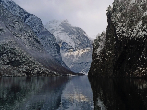Winteransicht des Naeroyfjords in Norwegen