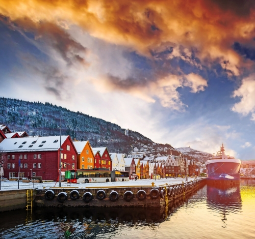 atemberaubende Aussicht auf Bryggen Straße in der Bucht in Bergen bei Sonnenuntergang, Norwegen