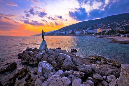 Blick auf die Bucht von Opatija bei Sonnenuntergang, Kroatien