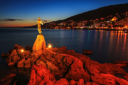 Blick auf die Bucht von Opatija bei Sonnenuntergang, Kroatien