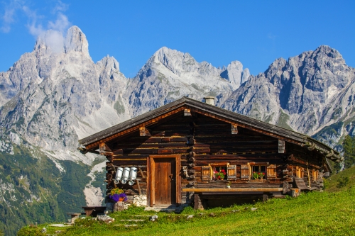 Almhütte vor der Kulisse der Bischofsmütze