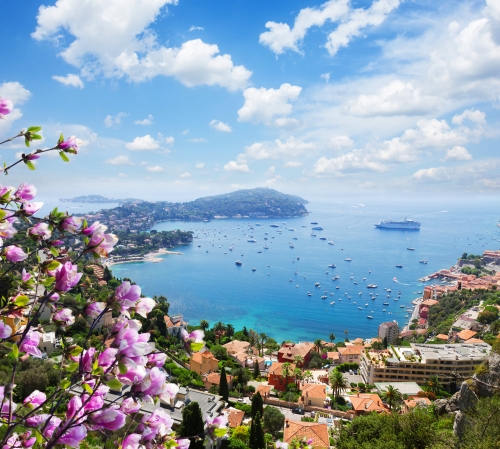 Landschaft der Riviera Küste,türkisfarbenes Wasser und blauer Himmel von Cote d