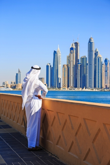 Araber betrachtet die Stadt Dubai in den Vereinigten Arabischen Emiraten