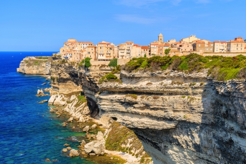 Blick auf die Stadt Bonifacio auf einer hohen Klippe über dem Meer,Korsika Insel,Frankreich