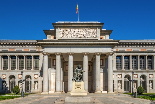 Eingang zum Prado-Museum mit Velazquez-Statue von Madrid
