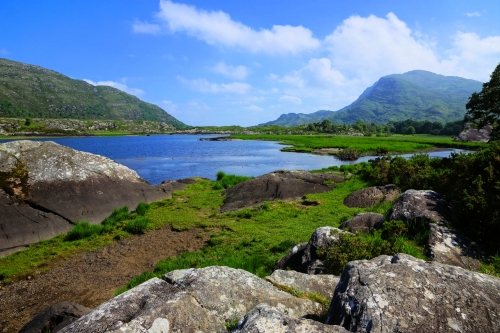 Blick auf den Upper Lake und die Gipfel im Killarney National Park