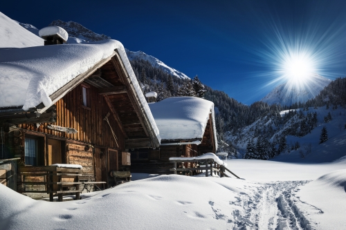 schneebedecktes Chalet in Tirolµ1