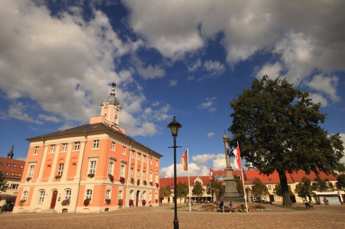 Marktplatz mit Rathaus von Templin in der Uckermark, Deutschland