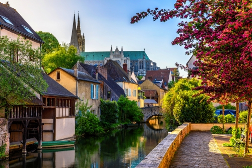 Eure-Ufer mit alten Häusern in einer Kleinstadt Chartres,Frankreich