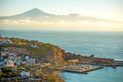 San Sebastian auf La Gomera mit Teneriffa im Hintergrund