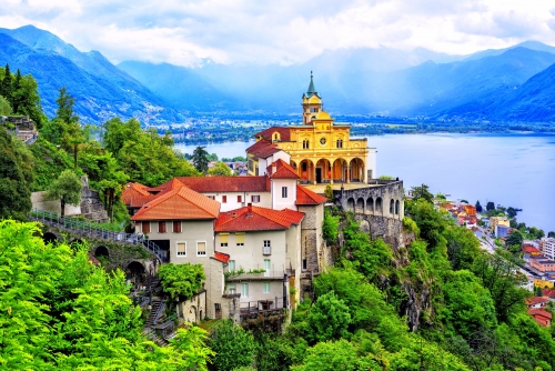 Wallfahrtskirche Madonna del Sasso oberhalb der Stadt Locarno am Lago Maggiore in der Schweiz