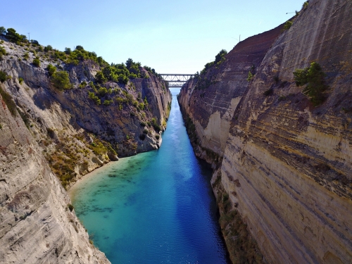 Der Kanal von Korinth trennt die Halbinsel Peloponnes vom griechischen Festland.