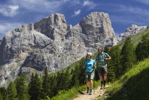 Paar wandert vor dem Rosengarten in den Dolomiten, Italien