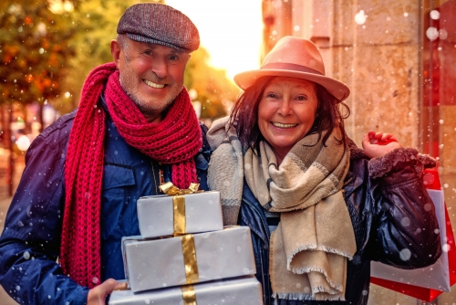 Senioren beim Weihnachtsshopping