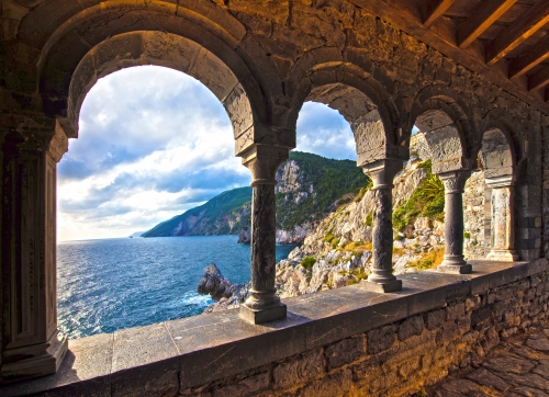 Blick auf das Meer durch die Burg und die gotische Kirche St. Peter Bögen in Porto Venere