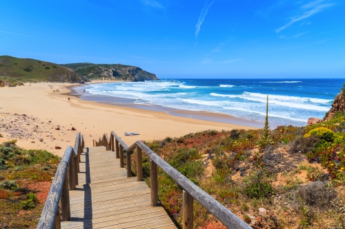 Gehweg zum schönen Strand Praia do Amado,beliebter Ort für Wassersport,Algarve,Portugal