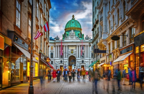 die Herrengasse mit Blick auf die kaiserliche Hofburg in Wien, Österreich