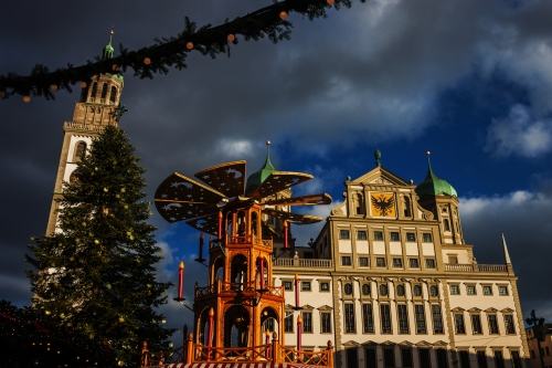 Augsburger Weihnachtsmarkt im Winter mit Blick auf das Rathaus und den Perlachturm