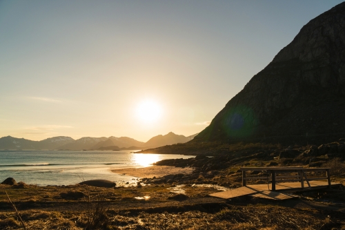 Sonnenuntergang am Rorvikstranda Strand in der Nähe von Henningsvaer auf den Lofoten / Norwegen