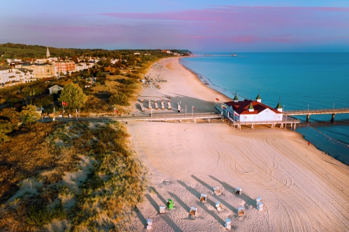 Luftbild vom Ahlbecker Strand mit Seebrücke und Promenade